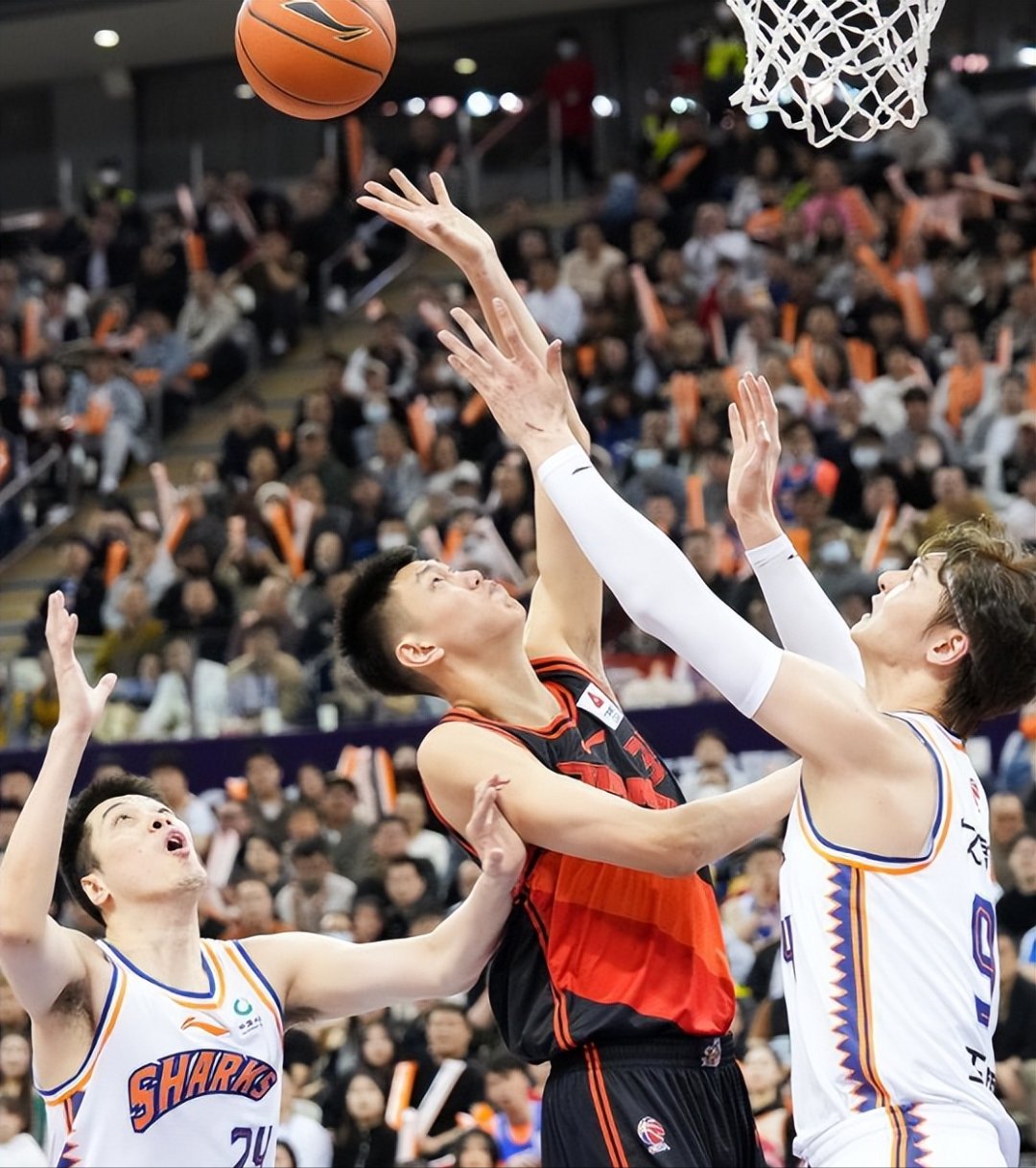 北京首钢训练开放日，集结日强势反弹引欢呼，中超在即，训练强度明显提升